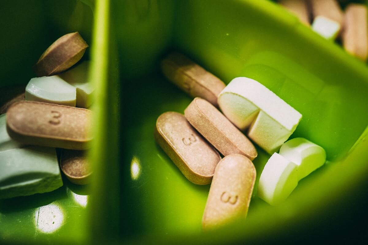 tabletki w zielonym pojemniku